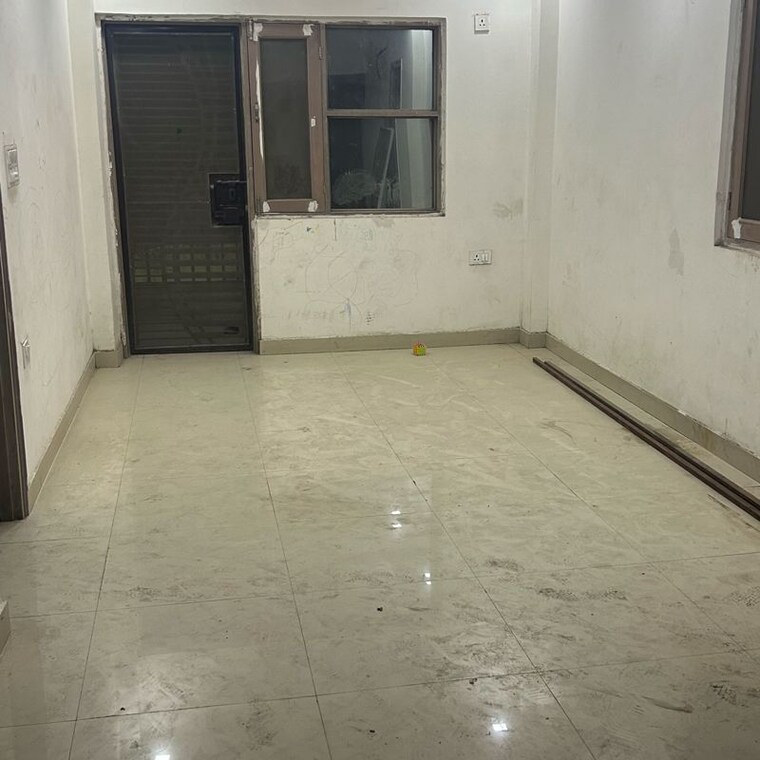 Room, sector 31 5 Bedroom 112 Sq.Mt. Independent House In Sector 31 Noida 9847180