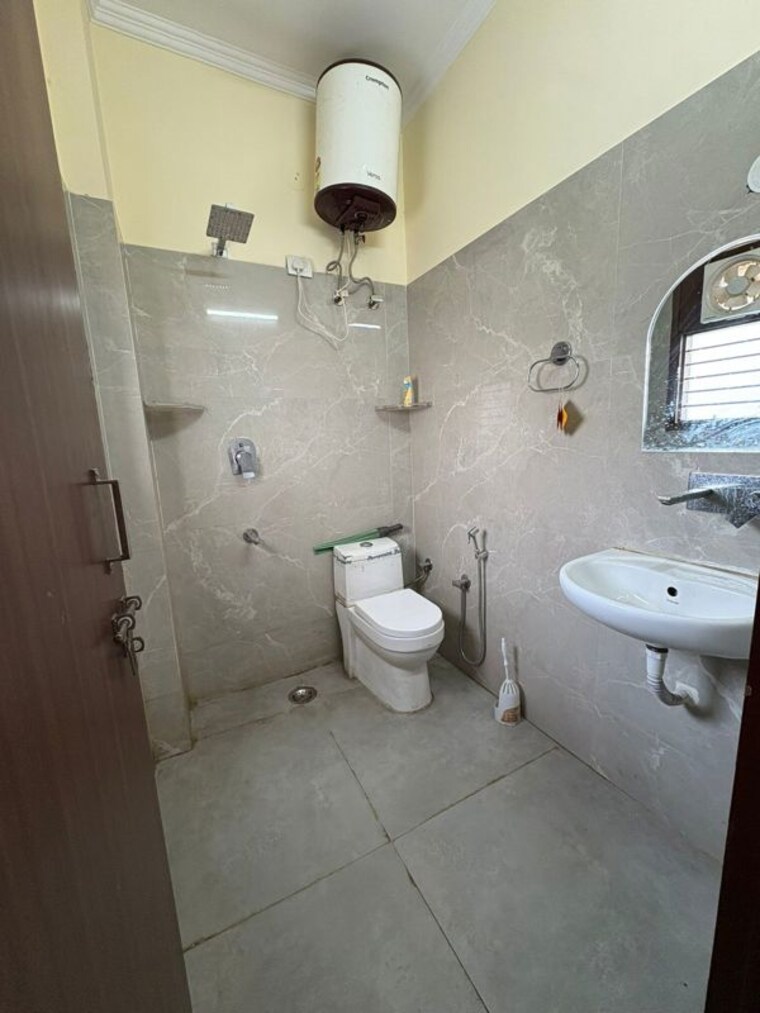 Bathroom, sector 31 Studio 649 Sq.Ft. Builder Floor In Sector 31 Gurgaon 10635585