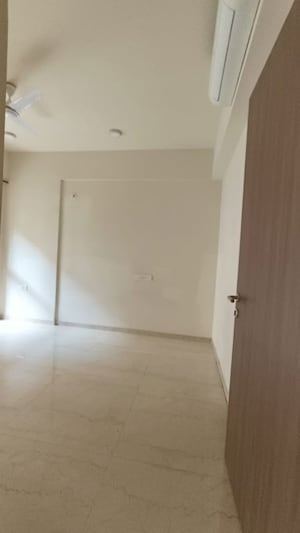 Room in 3 BHK Apartment at Lodha Sterling, Kolshet Road – for Rent