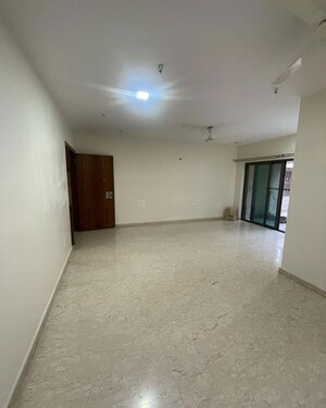 Room in 4 BHK Apartment at K Raheja Vistas, Powai – for Rent
