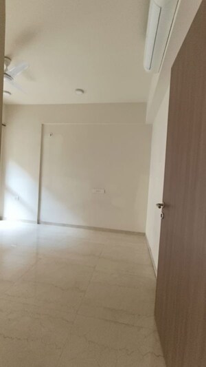 Room in 3 BHK Apartment at Lodha Sterling, Kolshet Road – for Rent