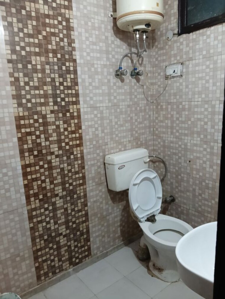 Bathroom, kalkaji 1 Bedroom 560 Sq.Ft. Builder Floor In Kalkaji Delhi 10635674