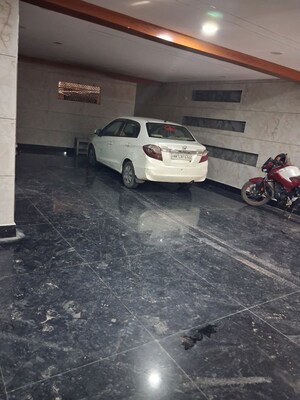Parking in 3 BHK Builder Floor at E Block Shastri Nagar – for Sale