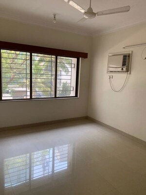 Room in 2 BHK Apartment at Raheja Sherwood, Goregaon East – for Rent