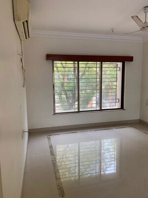 Room in 2 BHK Apartment at Raheja Sherwood, Goregaon East – for Rent