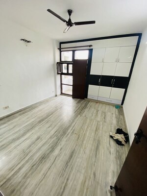 Room in 3 BHK Apartment at Sector 6 Dwarka – for Rent