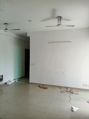 Room in 2.5 BHK Apartment at Mahagun My Woods, Sector 16c Greater Noida – for Rent