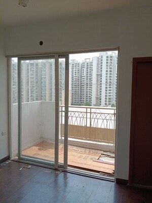 Room in 2.5 BHK Apartment at Mahagun My Woods, Sector 16c Greater Noida – for Rent