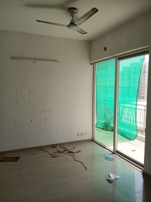 Room in 2.5 BHK Apartment at Mahagun My Woods, Sector 16c Greater Noida – for Rent