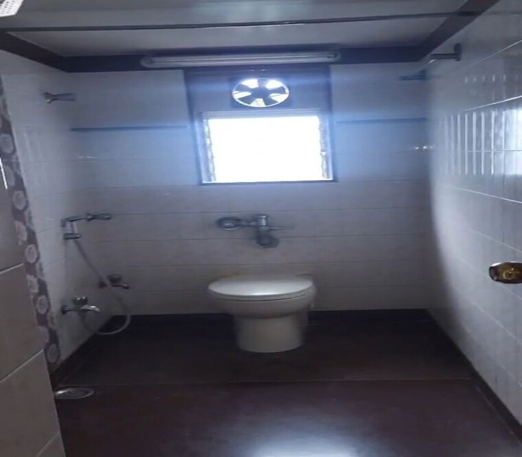 Bathroom, dadar east 2 Bedroom 825 Sq.Ft. Apartment In Dadar East Mumbai 10635775