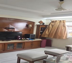 Team Area in 2 BHK Apartment at Dadar East – for Rent