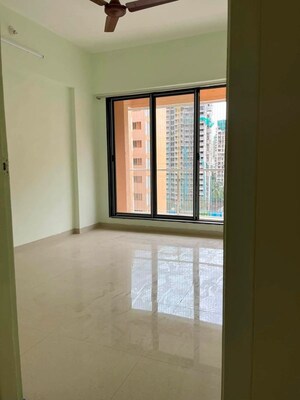 Room in 2.5 BHK Apartment at Siddharth Nagar CHS Goregaon, Goregaon West – for Rent