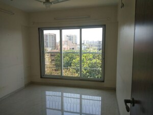 Room in 3 BHK Apartment at Bharat Park Vistas, Andheri West – for Rent