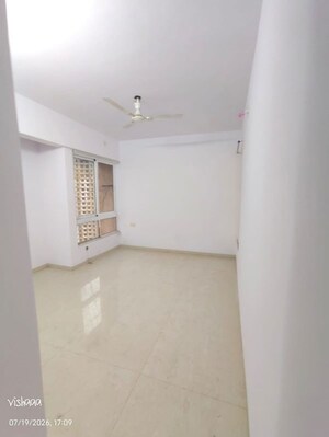 Room in 2.5 BHK Apartment at Puranik Rumah Bali, Ghodbunder Road – for Rent