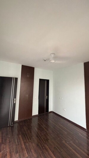 Room in 3 BHK Apartment at Microtek Greenburg, Sector 86 – for Rent