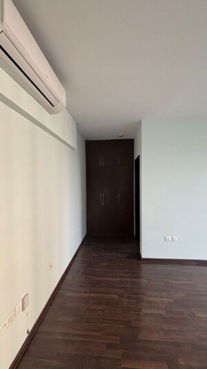 Room in 3 BHK Apartment at Microtek Greenburg, Sector 86 – for Rent