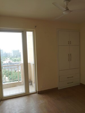 Room in 3.5 BHK Apartment at Emaar Palm Hills, Sector 77 – for Rent