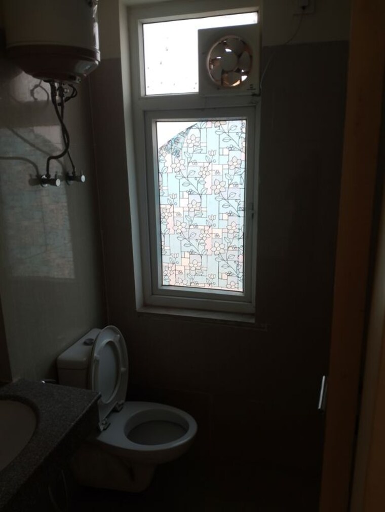 Bathroom, emaar-palm-hills 3.5 Bedroom 1550 Sq.Ft. Apartment In Sector 77 Gurgaon 10635989