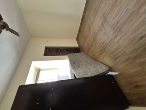Furnished Amenities in 5 BHK Apartment at Mayur Vihar – for Rent