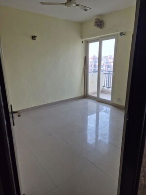Room in 3.5 BHK Apartment at Sethi Max Royal, Sector 76 – for Rent