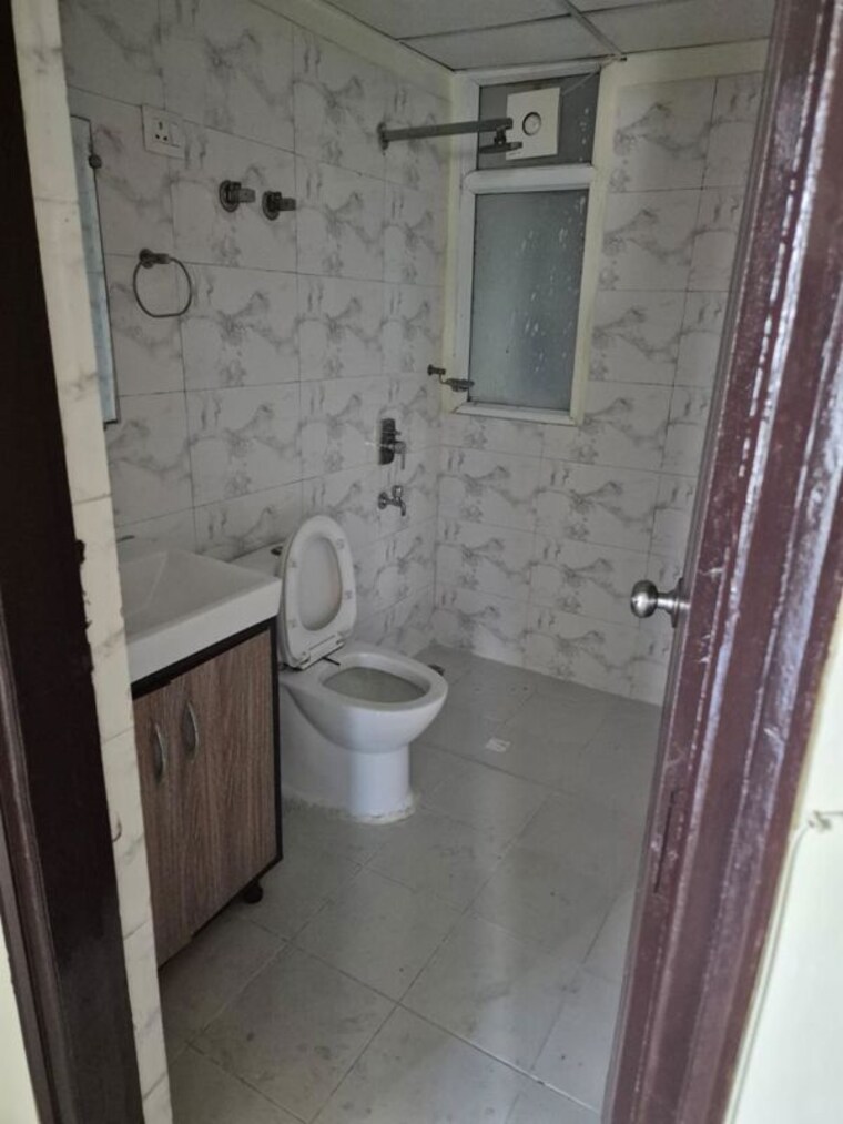 Bathroom, sethi-max-royal 3.5 Bedroom 1650 Sq.Ft. Apartment In Sector 76 Noida 10636078