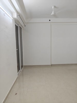 Room in 2 BHK Apartment at Signature Global Prime, Sector 63a – for Rent