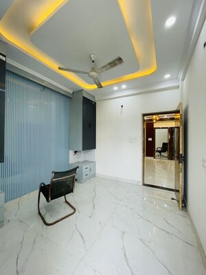 Team Area in 3 BHK Builder Floor at Sector 73 – for Sale