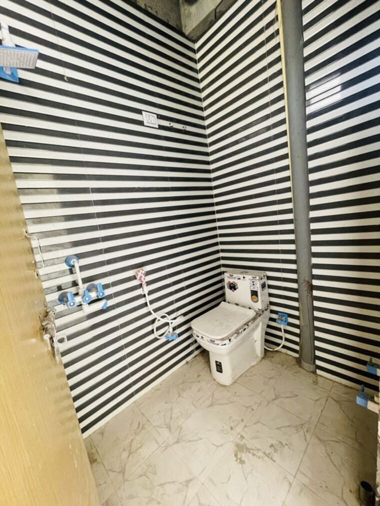 Bathroom, sector 73 2 Bedroom 1000 Sq.Ft. Builder Floor In Sector 73 Noida 10636175