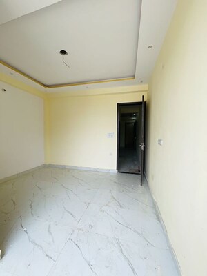 Room in 2 BHK Builder Floor at Sector 73 – for Sale