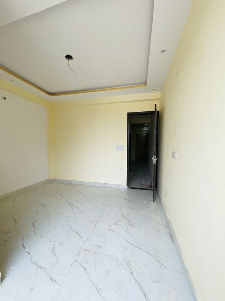 Room, sector 73 2 Bedroom 1000 Sq.Ft. Builder Floor In Sector 73 Noida 10636175