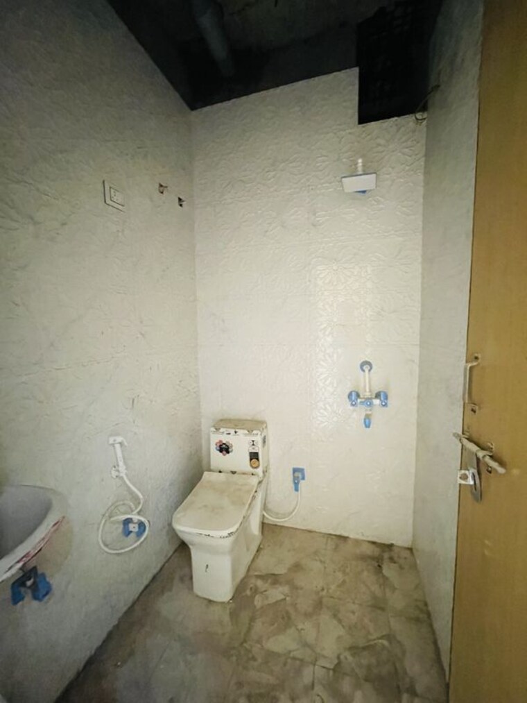 Bathroom, sector 73 2 Bedroom 1000 Sq.Ft. Builder Floor In Sector 73 Noida 10636175