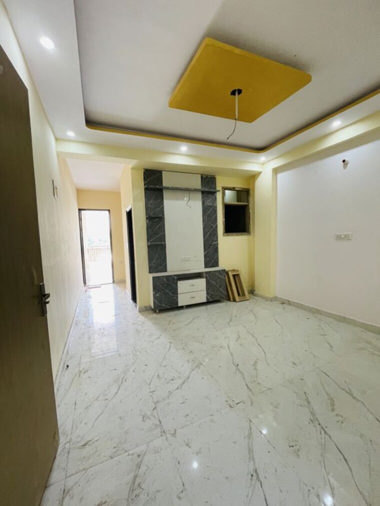 Room, sector 73 2 Bedroom 1000 Sq.Ft. Builder Floor In Sector 73 Noida 10636175