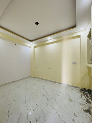 Room in 2 BHK Builder Floor at Sector 73 – for Sale