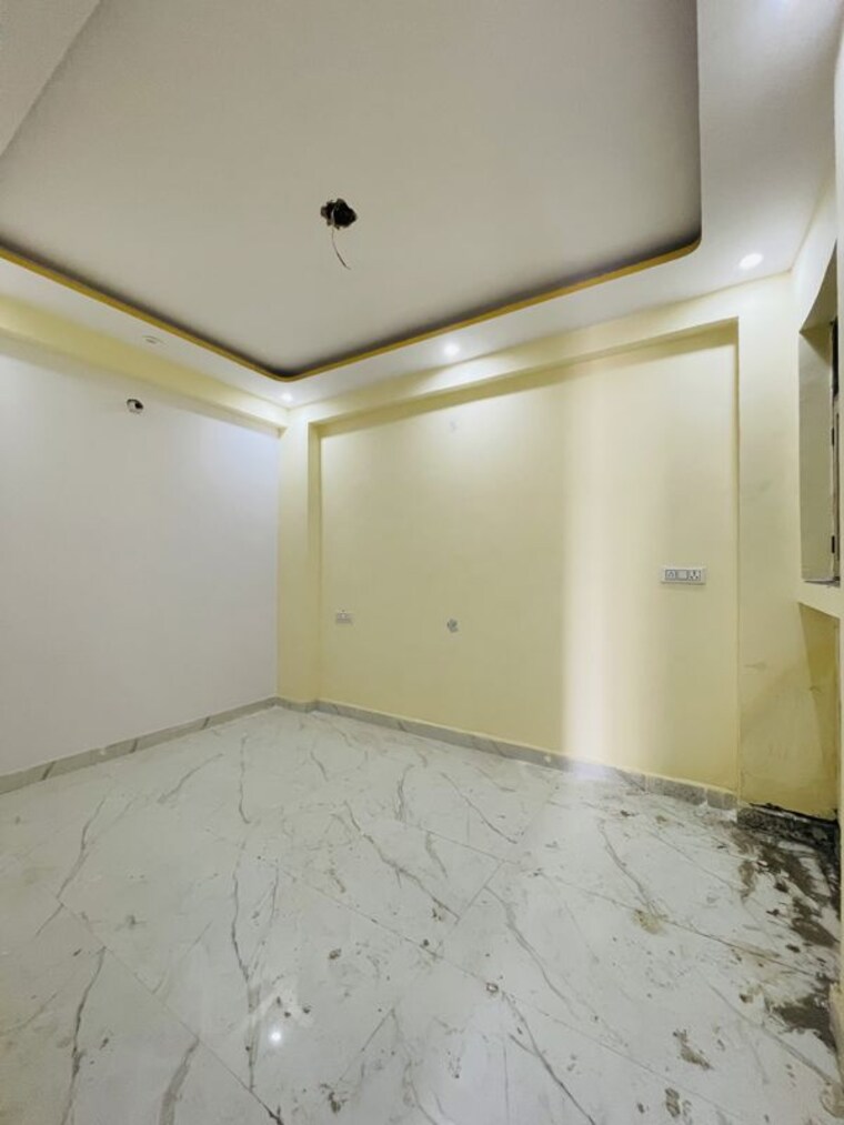 Room, sector 73 2 Bedroom 1000 Sq.Ft. Builder Floor In Sector 73 Noida 10636175