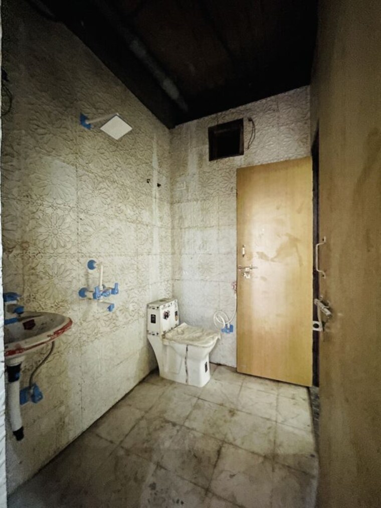 Bathroom, sector 73 3 Bedroom 1500 Sq.Ft. Builder Floor In Sector 73 Noida 10636209