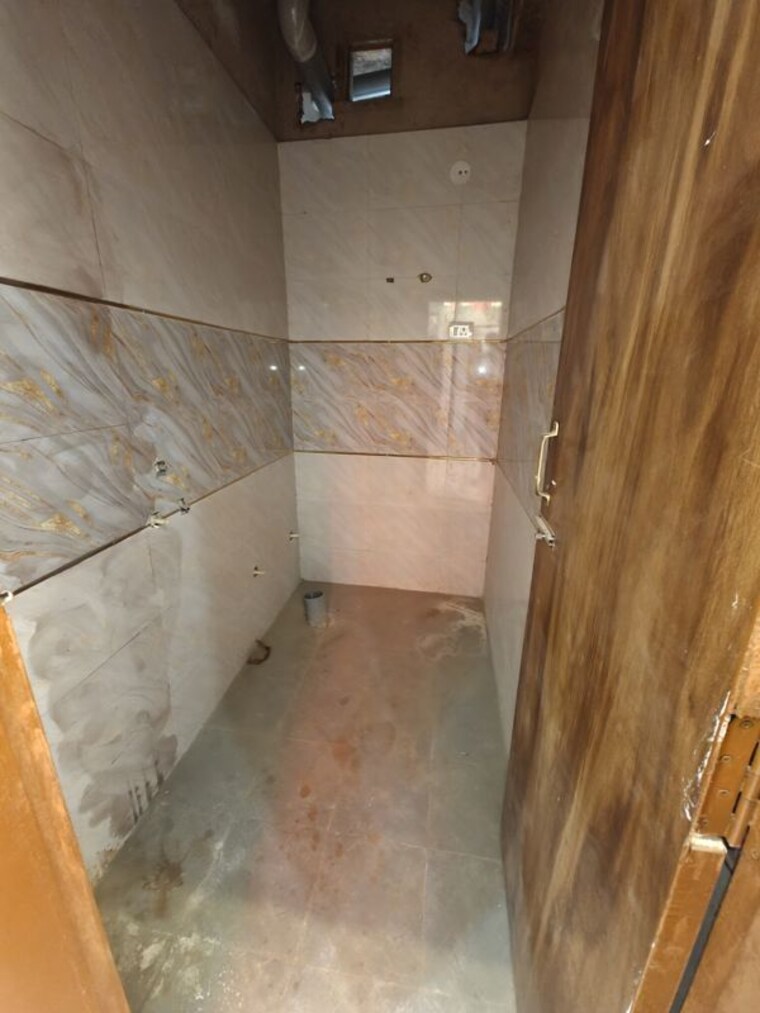 Bathroom, sector 73 3 Bedroom 1500 Sq.Ft. Builder Floor In Sector 73 Noida 10636260