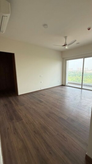 Room in 4 BHK Apartment at Kalpataru Vista, Sector 128 – for Sale