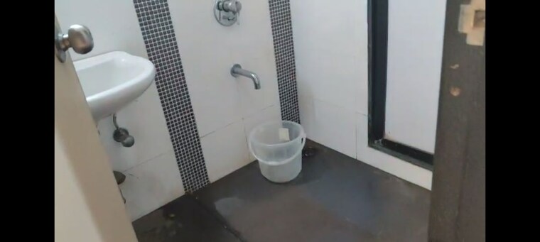 Bathroom, kohinoor-city-phase-ii 3 Bedroom 750 Sq.Ft. Apartment In Kurla Mumbai 10636444