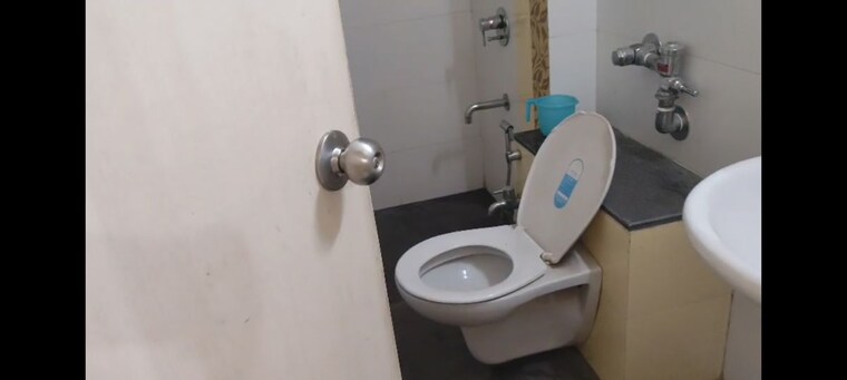 Bathroom, kohinoor-city-phase-ii 3 Bedroom 750 Sq.Ft. Apartment In Kurla Mumbai 10636444