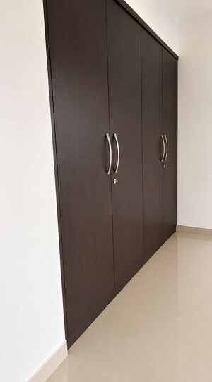 Furnished Amenities in 2.5 BHK Apartment at Hiranandani Meadows, Manpada – for Rent