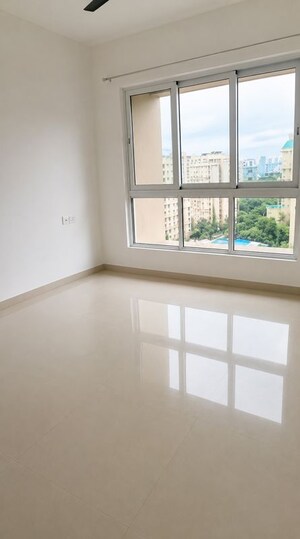 Room in 2.5 BHK Apartment at Hiranandani Meadows, Manpada – for Rent