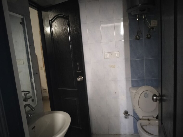 Bathroom, jaipurias-sunrise-greens-zirakpur 2 Bedroom 1250 Sq.Ft. Apartment In Vip Road Zirakpur 10636482