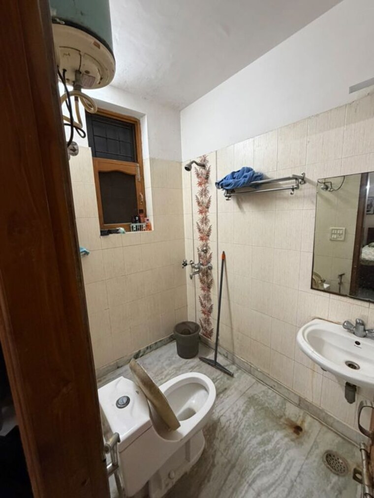 Bathroom, sector 23 2 Bedroom 2250 Sq.Ft. Builder Floor In Sector 23 Gurgaon 10636490