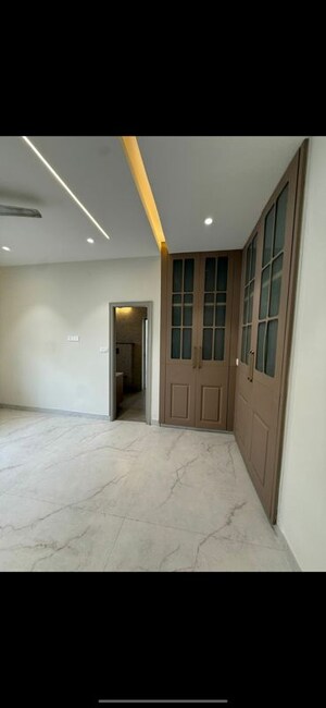 Room in 3.5 BHK Apartment at Sector 9 – for Sale