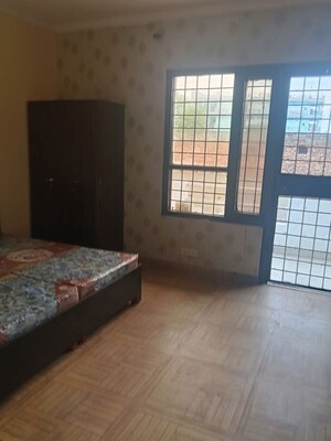 Room in 3 BHK Builder Floor at Sector 21 – for Rent