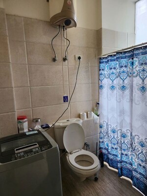 Bathroom in 1.5 BHK Builder Floor at Unitech Arcadia, South City 2 – for Rent