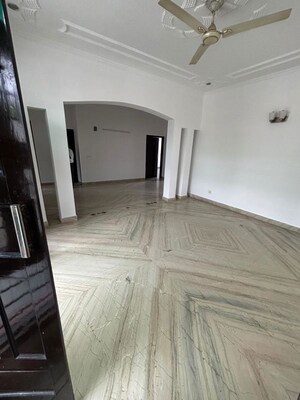 Room in 3 BHK Builder Floor at Auram Floor, South City 2 – for Rent
