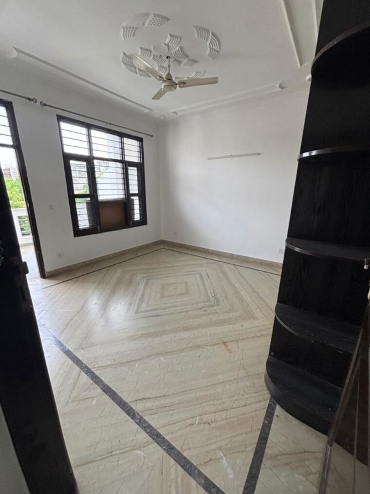 Bathroom, auram-floor 3 Bedroom 2400 Sq.Ft. Builder Floor In South City 2 Gurgaon 10636508
