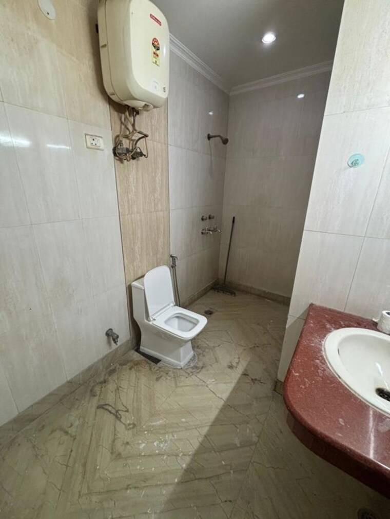 Bathroom, auram-floor 3 Bedroom 2400 Sq.Ft. Builder Floor In South City 2 Gurgaon 10636508