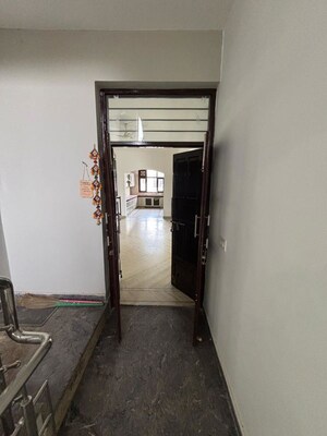 Building Lobby in 3 BHK Builder Floor at Auram Floor, South City 2 – for Rent